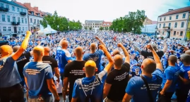 Kibice i zawodnicy wspólnie świętowali na Starym Rynku w Płocku! Wisła Płock wraca do Ekstraklasy! 