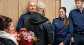 Wdzięczność i wzruszenie. Uratowana 50-latka z gm. Mochowo podziękowała policjantom za ratunek (ZDJĘCIA) 