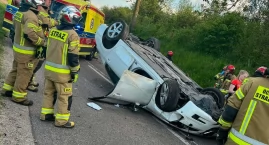 Dachowanie auta w gminie Brudzeń Duży. Kierowca zabrany do szpitala