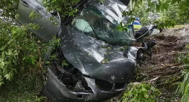 Kierujący zjechał z drogi, auto uderzyło w drzewo. 2&hellip;