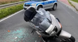 Wypadek. Motocyklista uderzył w tył samochodu osobowego