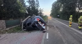 Kierujący uderzył w słup. Auto dachowało