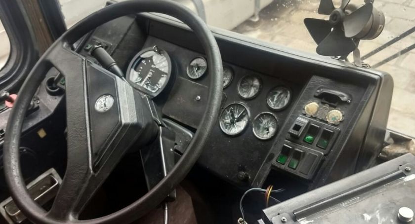 Nastolatkowie włamali się i zniszczyli autobusy ryckiego PKS-u