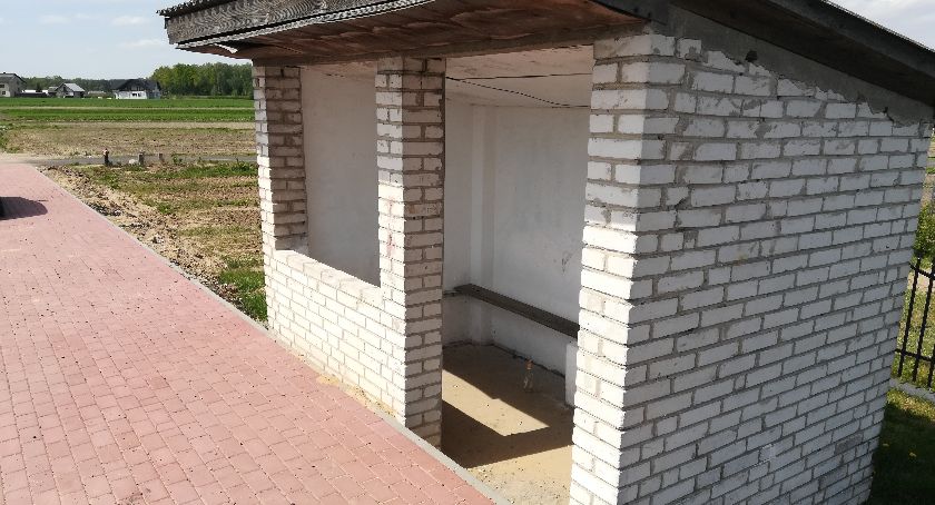 Przystanek pół metra pod chodnikiem