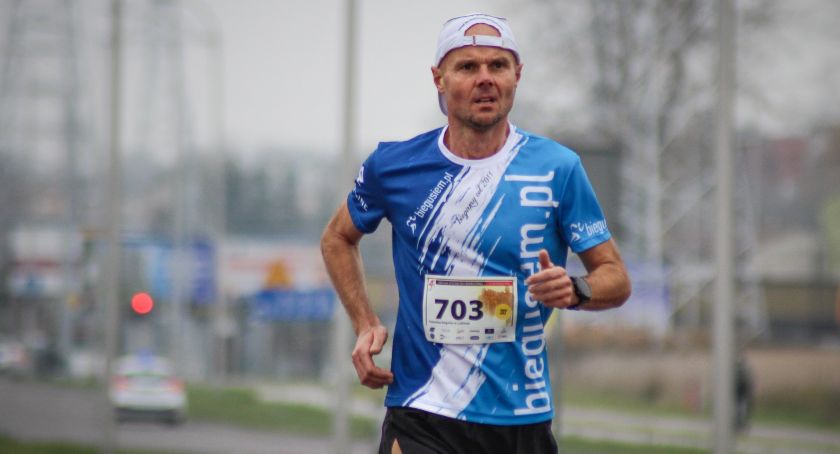 Artur Olek goni, Marcin Głodek liderem