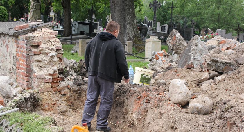 Parkan starego cmentarza do naprawy