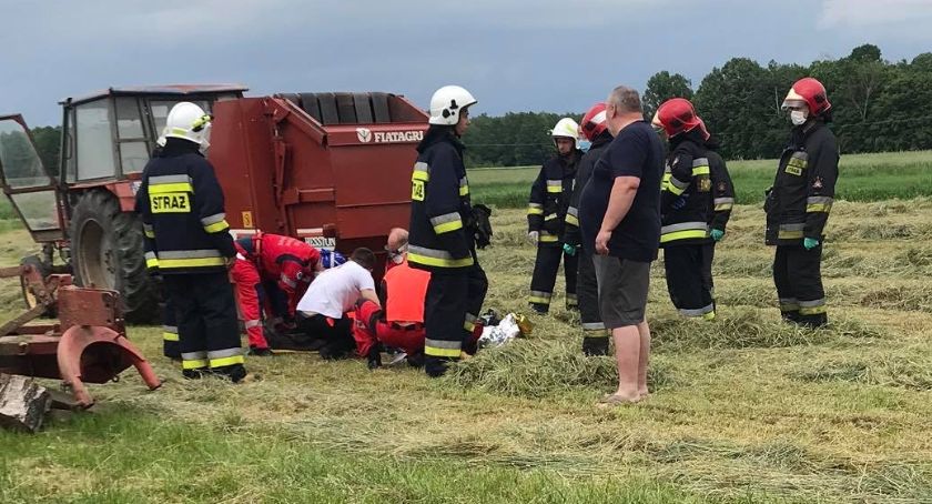 Prasa do siana przygniotła mężczyznę