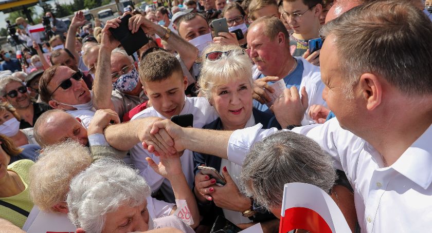 Podczas wyborczego wiecu powalili na ziemię 38-latka