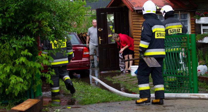 Trwa usuwanie skutków ulewy. Mieszkańcy liczą straty [ZDJĘCIA]
