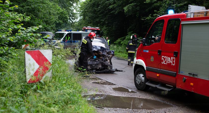 Czołowe zderzenie na drodze powiatowej między Rykami a Dęblinem
