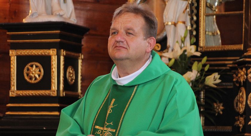 Ksiądz Eugeniusz przekazał klucze do kościoła