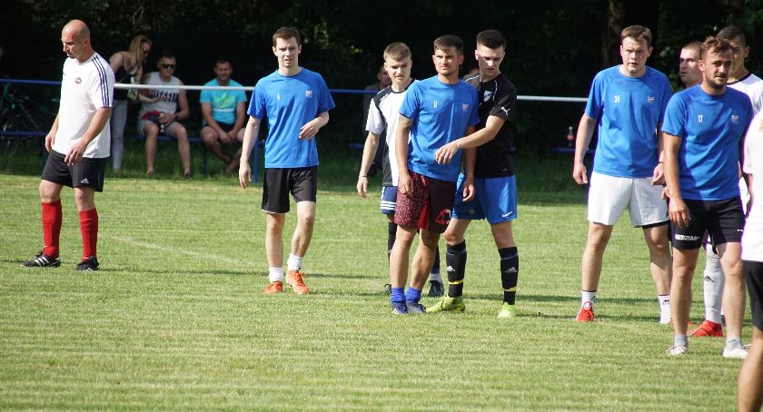 Amator wygrywa z Akcją