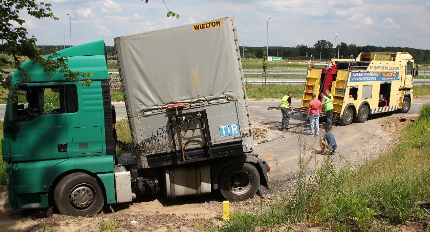 Kierowca TIR-a wpadł w pułapkę przy drodze ekspresowej S 17 na obwodnicy Ryk