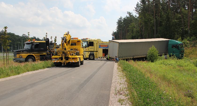 Pomoc drogowa wyciągnęła TIR-a z rowu na obwodnicy Ryk