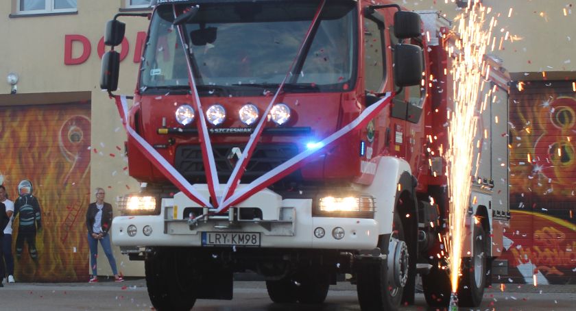 Nowy wóz witali w świetle rac i strumieniach wody [galeria zdjęć]