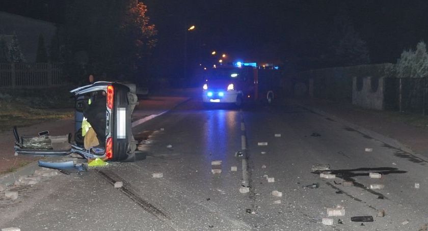 Wjechała w paletę z kostką brukową