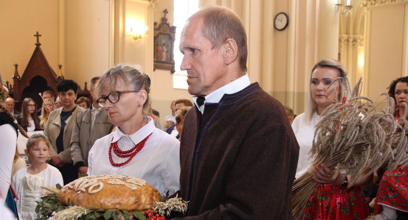 Dożynki parafialne w Sobieszynie pod przewodnictwem biskupa Kazimierza Gurdy