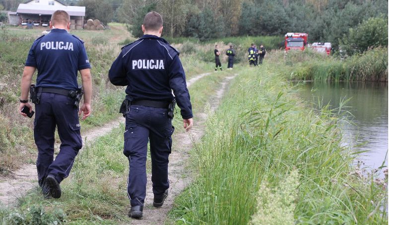 Policja i straż poszukują kierowcy. Motorower i ubrania leżały nad brzegiem stawu