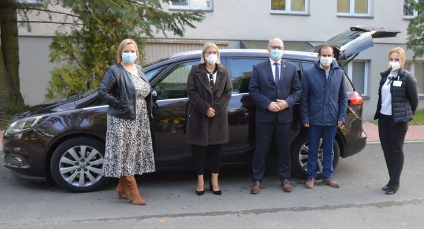 Szpital w Rykach dostał samochód od banku