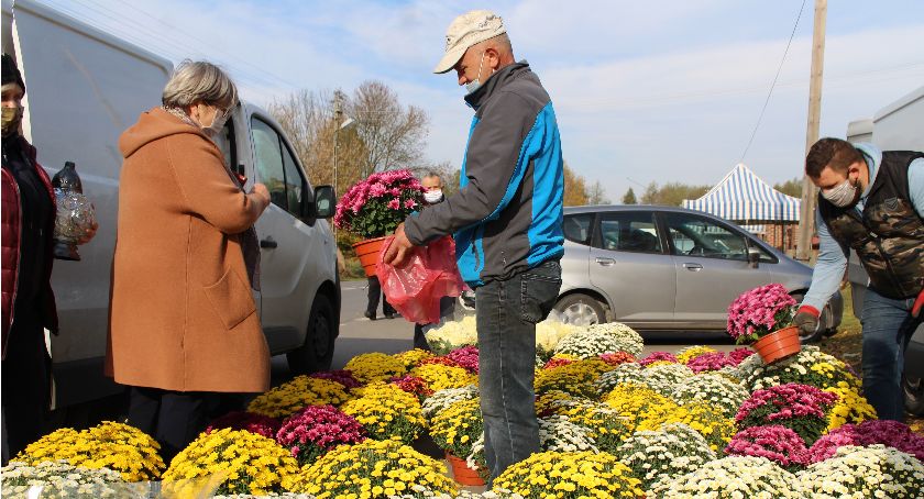 Ruch na cmentarzach rozłoży się na więcej dni