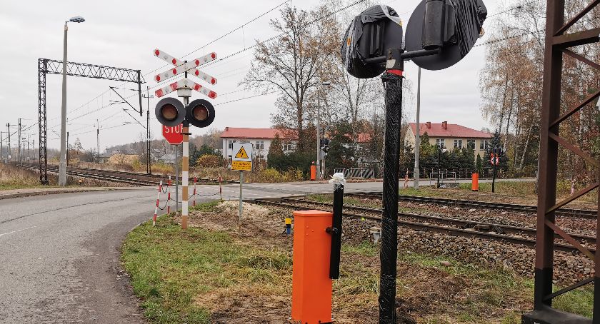 Kolejarze budują zapory na przejeździe w Leopoldowie