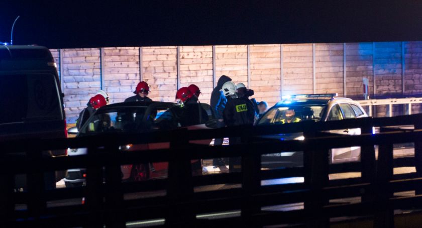 Autobus zderzył się ze smartem. Dwie osoby trafiły do szpitala