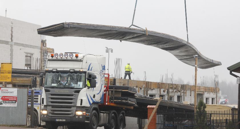 RYKI. Blisko 40-metrowe konstrukcje dotarły na budowę