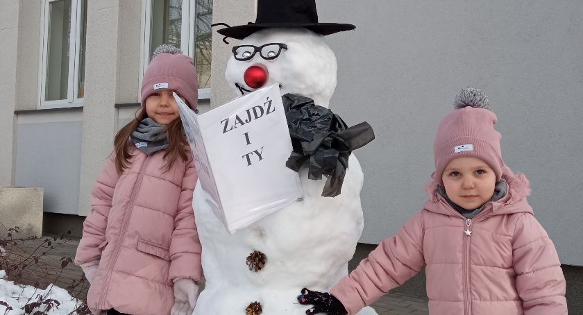 Zaczytany bałwan zachwyca najmłodszych