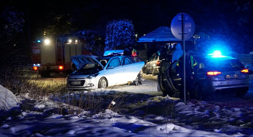Zderzenie trzech osobówek. Droga jest zablokowana