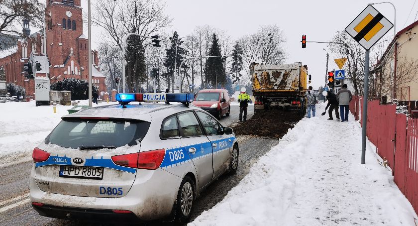 RYKI Utrudnienia na skrzyżowaniu. Z ciężarówki wysypała się ziemia