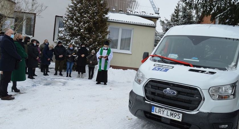 Gm. Ryki: Poświęcenie nowego samochodu dla Ośrodka Wsparcia 