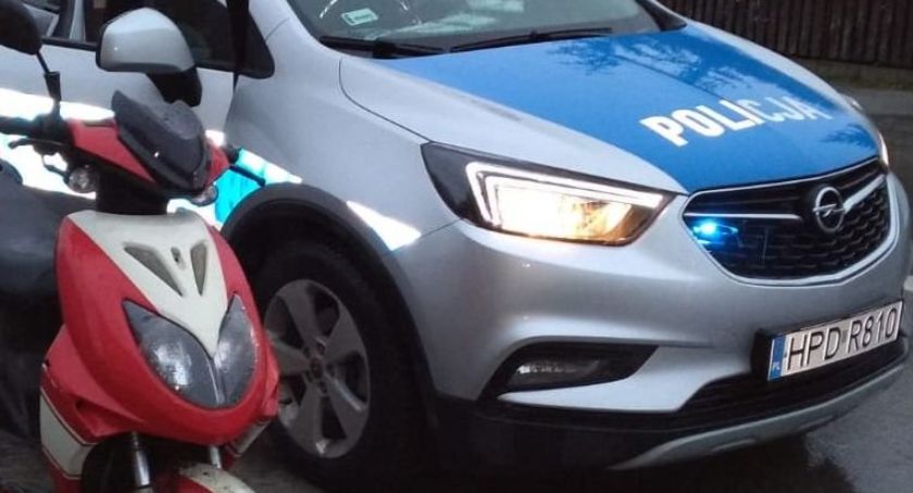 17-latek nie miał uprawnień do kierowania skuterem, jego brat jechał bez kasku a ojciec na rowerze wydmuchał 1,5 promila