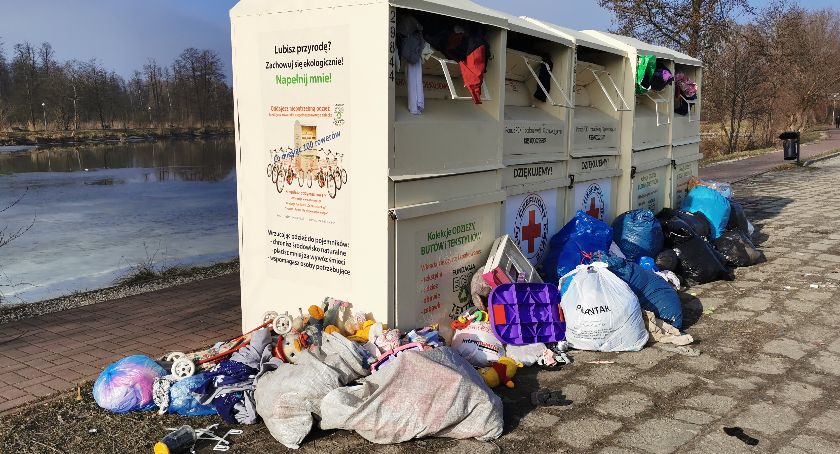 Kontenery na odzież, to nie wysypisko śmieci
