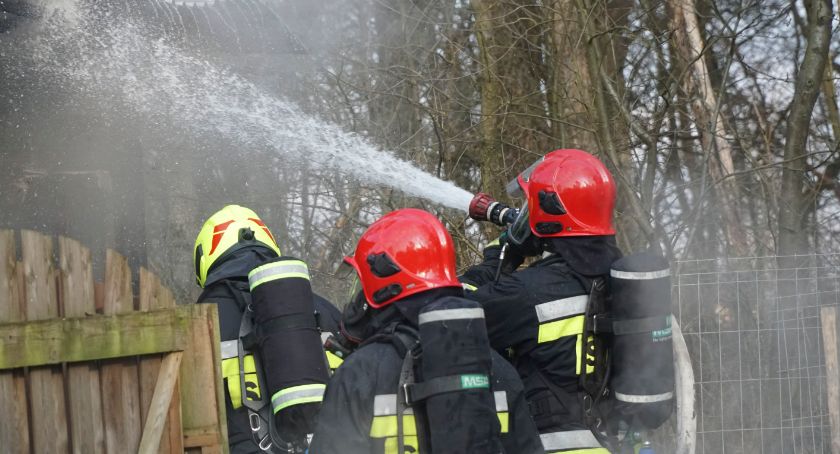BRUSÓW - Strażacy gasili pożar drewnianej komórki