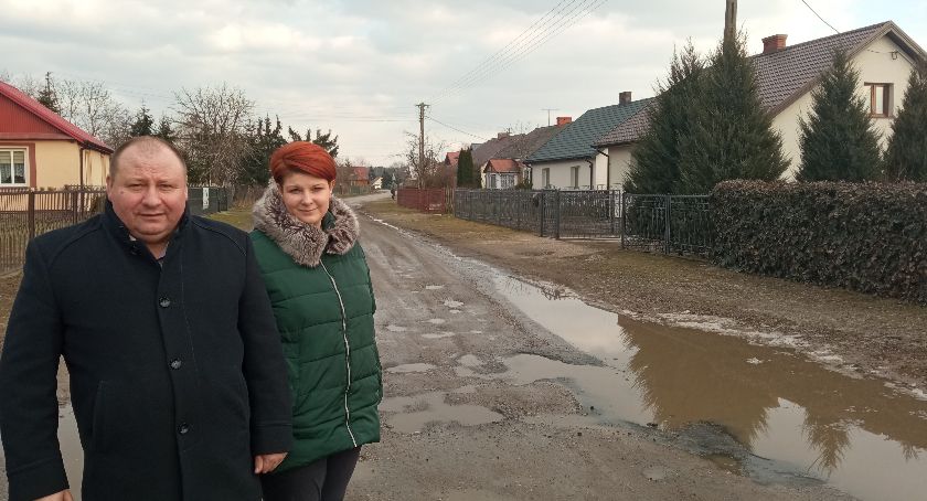 Olbrzymie kałuże niszczą nawierzchnię