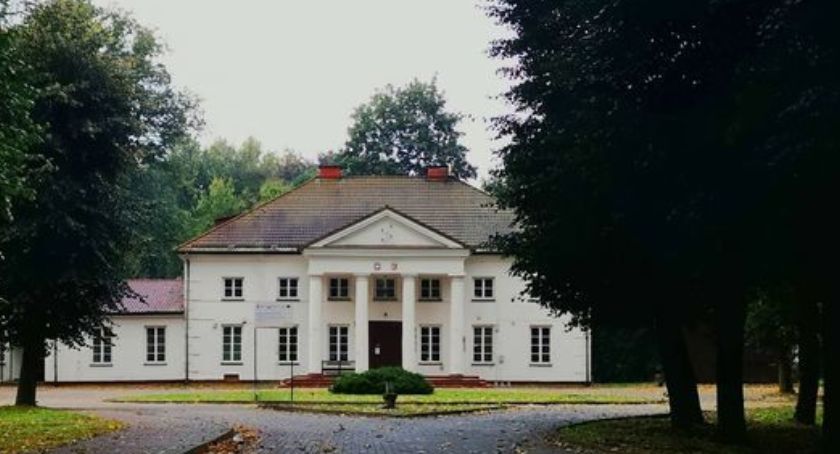 Gmina chce przejąć pałac w Ułężu przez zasiedzenie
