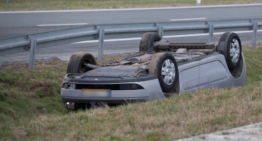 Renault dachował na obwodnicy Ryk