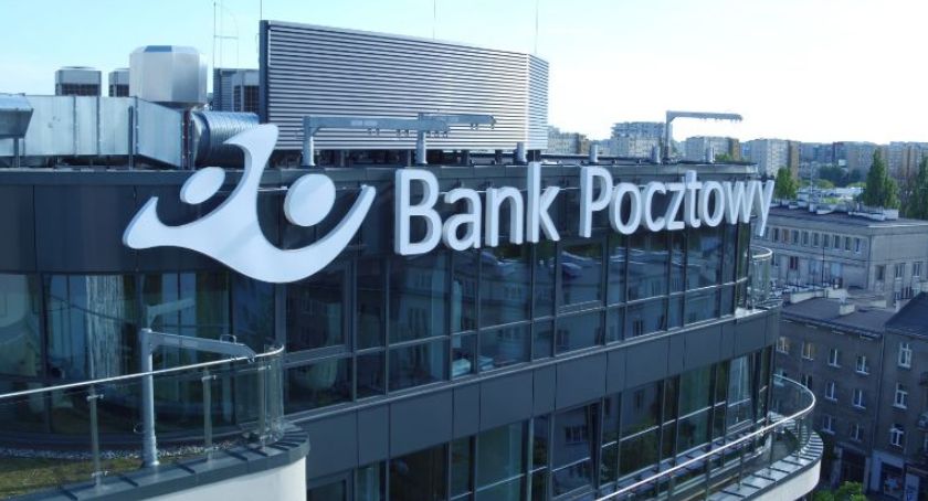 Bank Pocztowy planuje grupowe zwolnienia. Ile osób straci pracę?