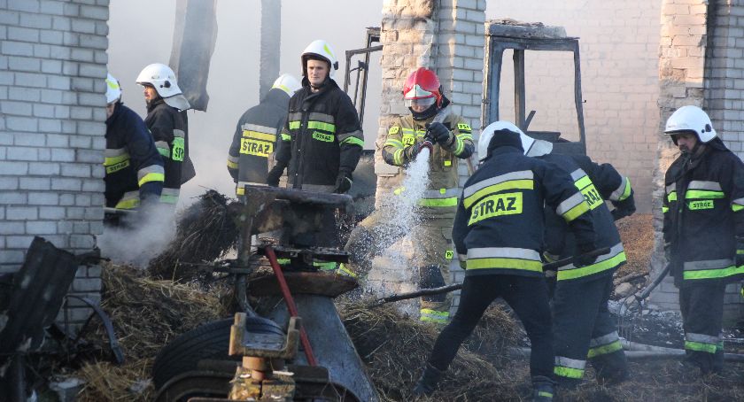 GM. RYKI Strażacy walczą z pożarem stodoły