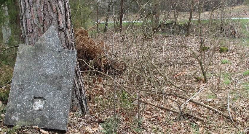 Natrafili na tajemniczą tablicę. Co kryje historia kobiety ?