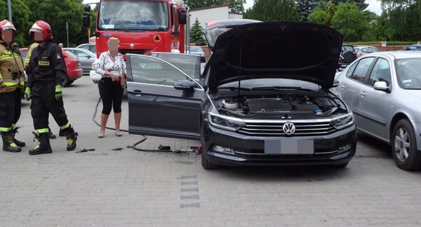 Pożar samochodu na ryckim parkingu