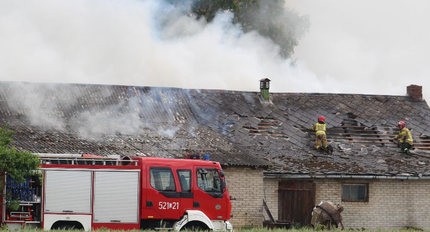 Pożar stodoły pod Rykami. Strażacy walczą z ogniem