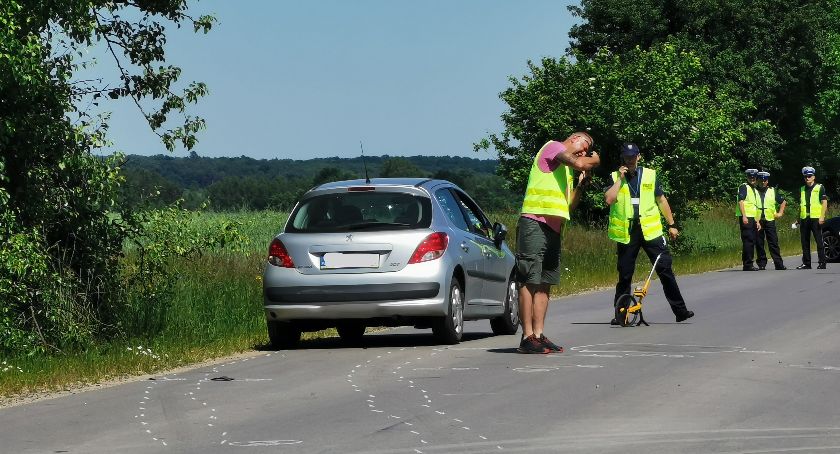 GM. RYKI 14-latek na rowerze wjechał pod samochód. Trafił do szpitala