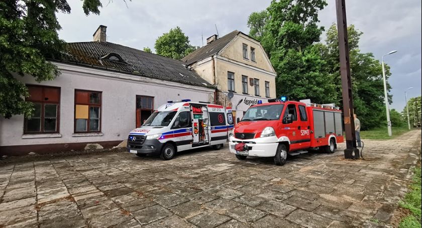Zawalił się drewniany strop. 68-latka trafiła do szpitala