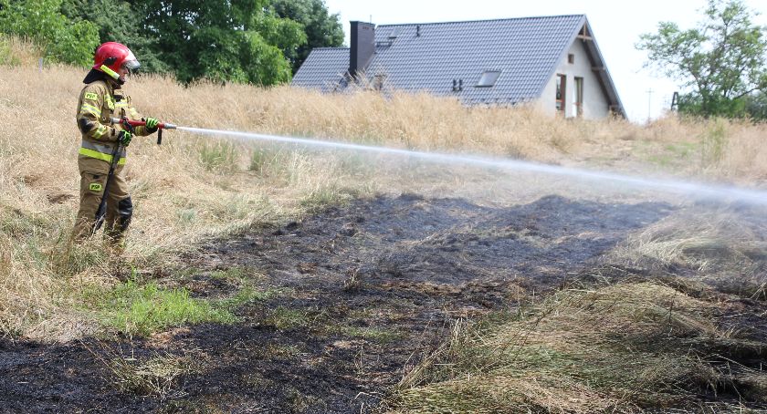 RYKI Zapaliła się sucha trawa w pobliżu zabudowań