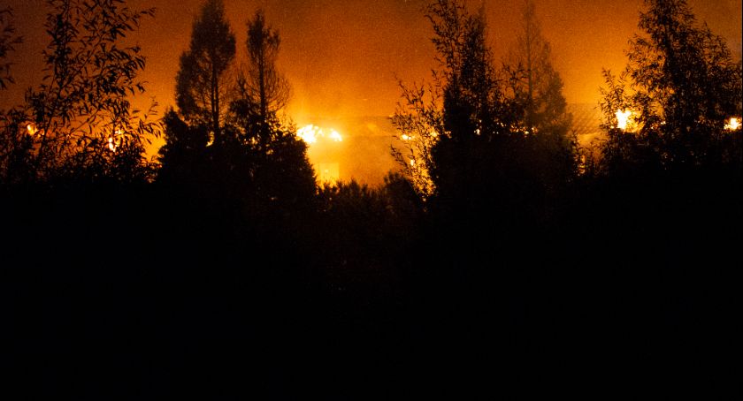 Zajazd nad Wieprzem w ogniu. Kilkanaście zastępów straży w akcji [ZDJĘCIA]
