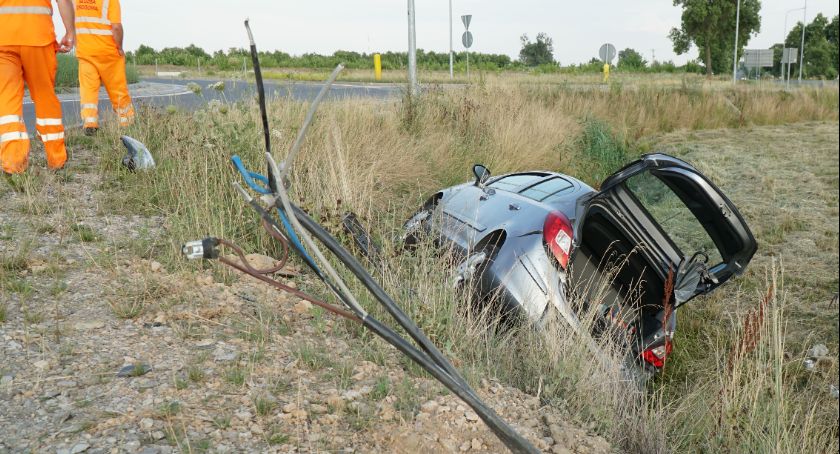 Kierowca opla corsy został przewieziony śmigłowcem do szpitala