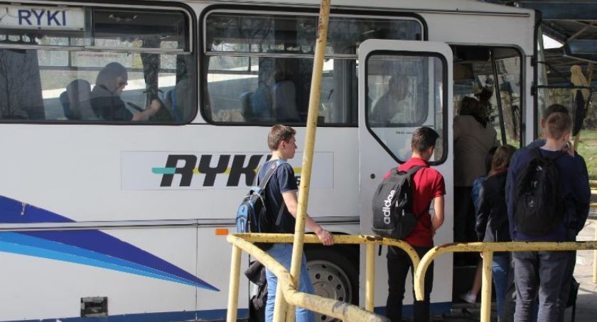 Rycka spółka dowiezie dzieci