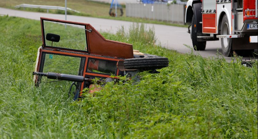 Traktorem wjechał do rowu