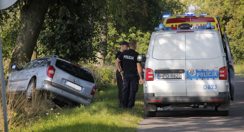 Samochód uderzył w drzewo. Utrudnienia na drodze Ryki-Rososz